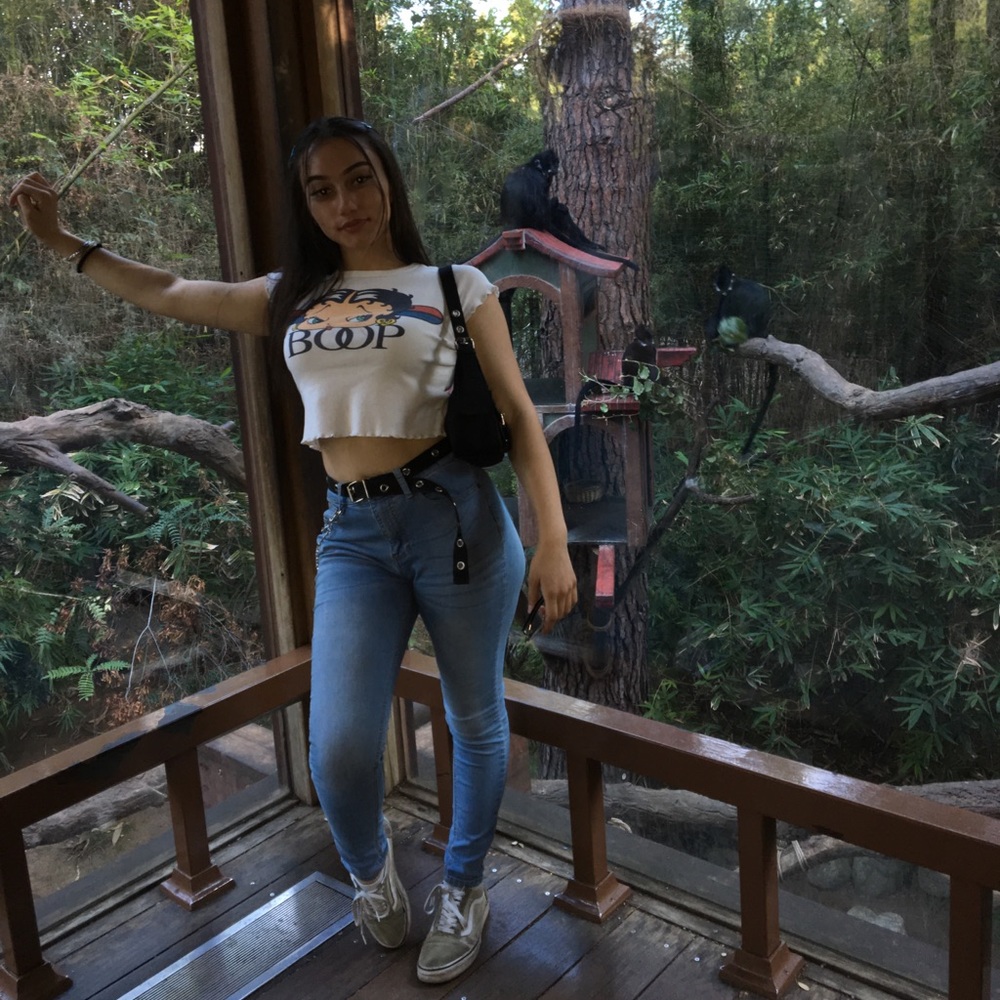 Meet your Posher, Claudia